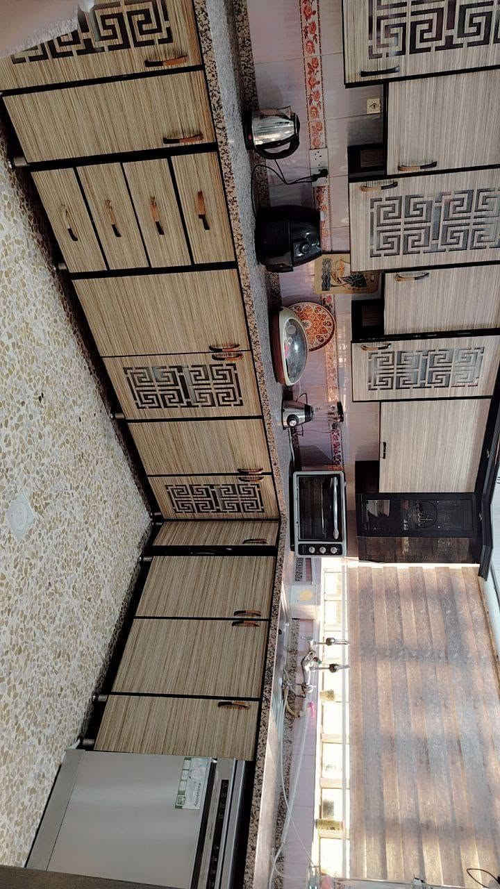 كاونتر للبيع

ابعاد الكاونتر
من جهة السنك كامل ٢٧٧ سم 
من الطباخ لي الاوفن بدون الزاوية  ٣ متر 
اذا مع الزاوية ٣٦٠ 
كاونتر البهارات ٥٦ سم 
الميز ١٣٥ وعمق ٦٠ 
البوفيا فوق الميز  ١٢٥
عرض الكاونتر فوق الغسالة ٦٩
التواصل مع الرقم ***********
