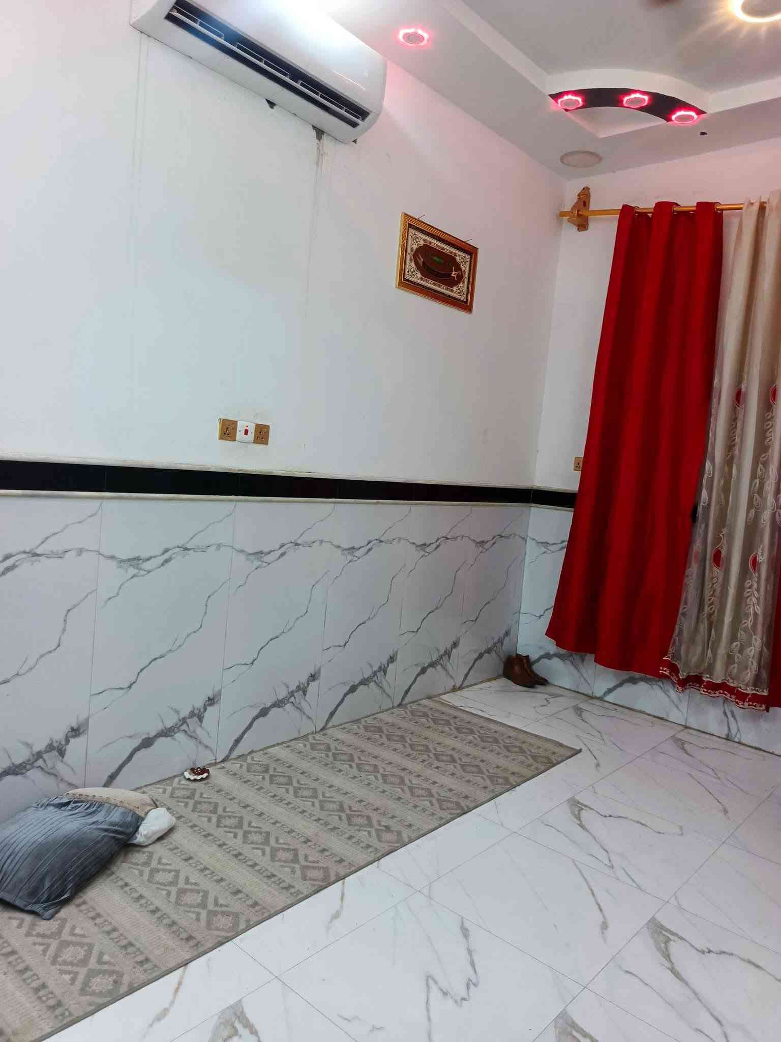 ياالله 
سلام عليكم
البيت البيع طابو صرف
مساحه ((100)) متر طولاني 
البيت بناء حديث ومسلح 
يحتوي على استقبال وصاله ومطبخ وغرفه نوم
صحيات داخليه صحيات خارجيه
دبيسات خلف جامع استفسار اتصل
((***********)) ((***********)) اخوكم أبو عراق...
