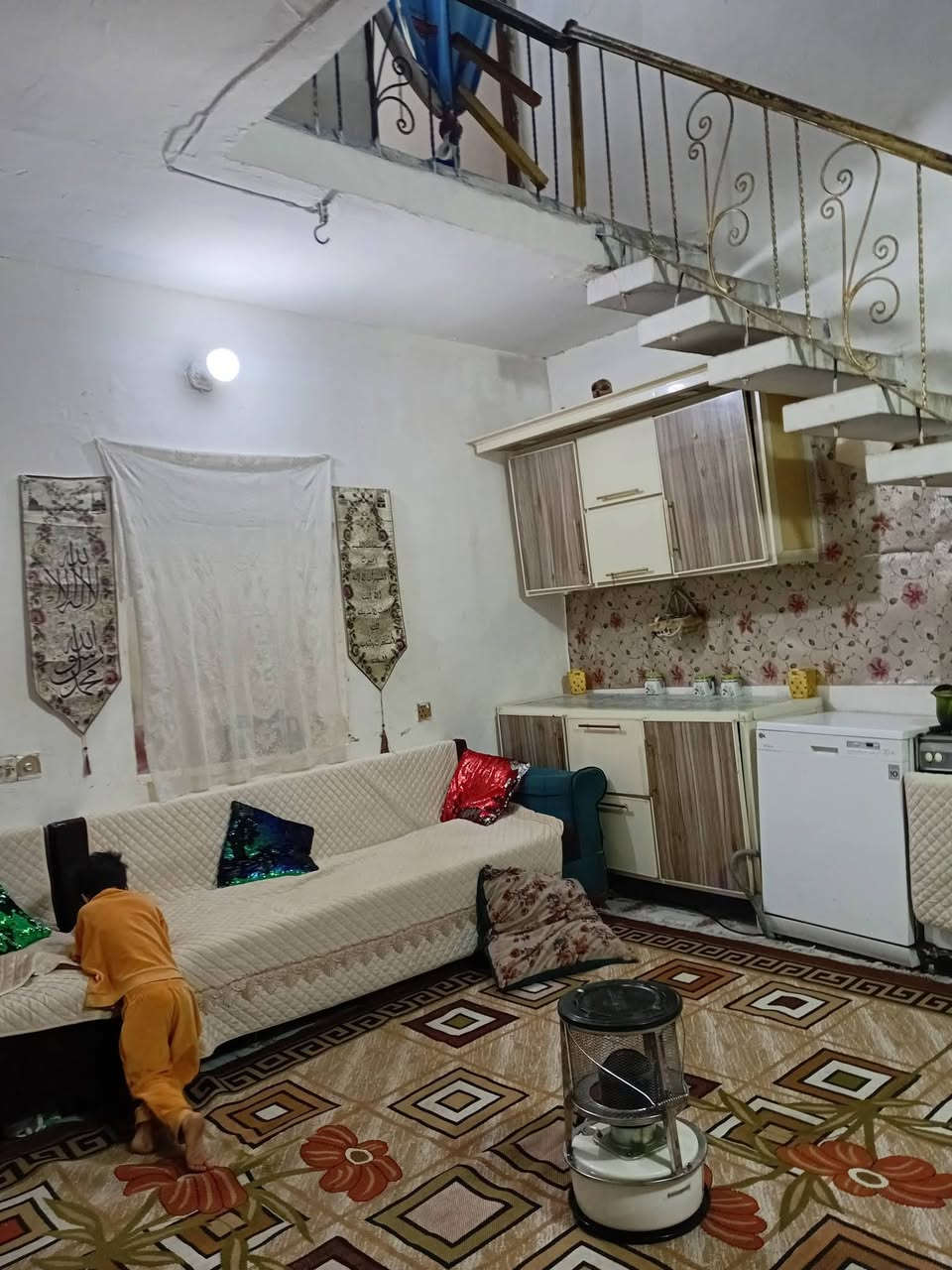 بيت للبيع المساحه 50 متر حي اور منطقه الشيشان حي الرايه البيت كامل نظيف تجيب غراظك وتكعد شته صيف لامجاري ولايغرك منطقه مقرنص نظافه عرظ لفرع 3 أمتار سوك قريب مدارس لشراي ***********
