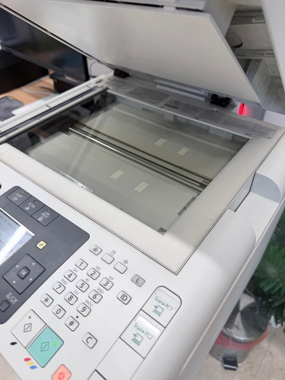 طابعة ليزر ملونة كانون (Canon i-SENSYS MF8230Cn) مستعملة للبيع
للبيع طابعة ليزر ملونة متكاملة (4 في 1) من شركة Canon، مناسبة جداً للمكاتب، الشركات، أو الاستخدام المكتبي المنزلي.
أبرز المواصفات والخصائص:
 الظائف: طباعة، استنساخ (Copy)، مسح ضوئي (Scan)، وسحب شبكي فيدر 
 تقنية الطباعة: ليزر ملون وعادي
 الاتصال: تحتوي على منفذ شبكة (LAN Cable) للربط المباشر مع أجهزة الكمبيوتر بالشبكة الداخلية، بالإضافة لـ USB.
 التغذية التلقائية (ADF): تحتوي على ماسح أعلى الطابعة لسحب الأوراق والاستنساخ السريع.
 
ملاحظة: الأحبار ملونة وموجودة داخل الطابعة، وتحتاج فقط تبديل أو إعادة تعبئة للحبر الأسود قريباً لتنطيك أفضل أداء.
وسويتله تيست بصوره وبيه التاريخ واليوم وبس يحتاجله تبديل خراطيم وبس حته تطلع الجوده ادق وافضل
للاستفسار ***********
مكاني بغداد بغداد, العراق
