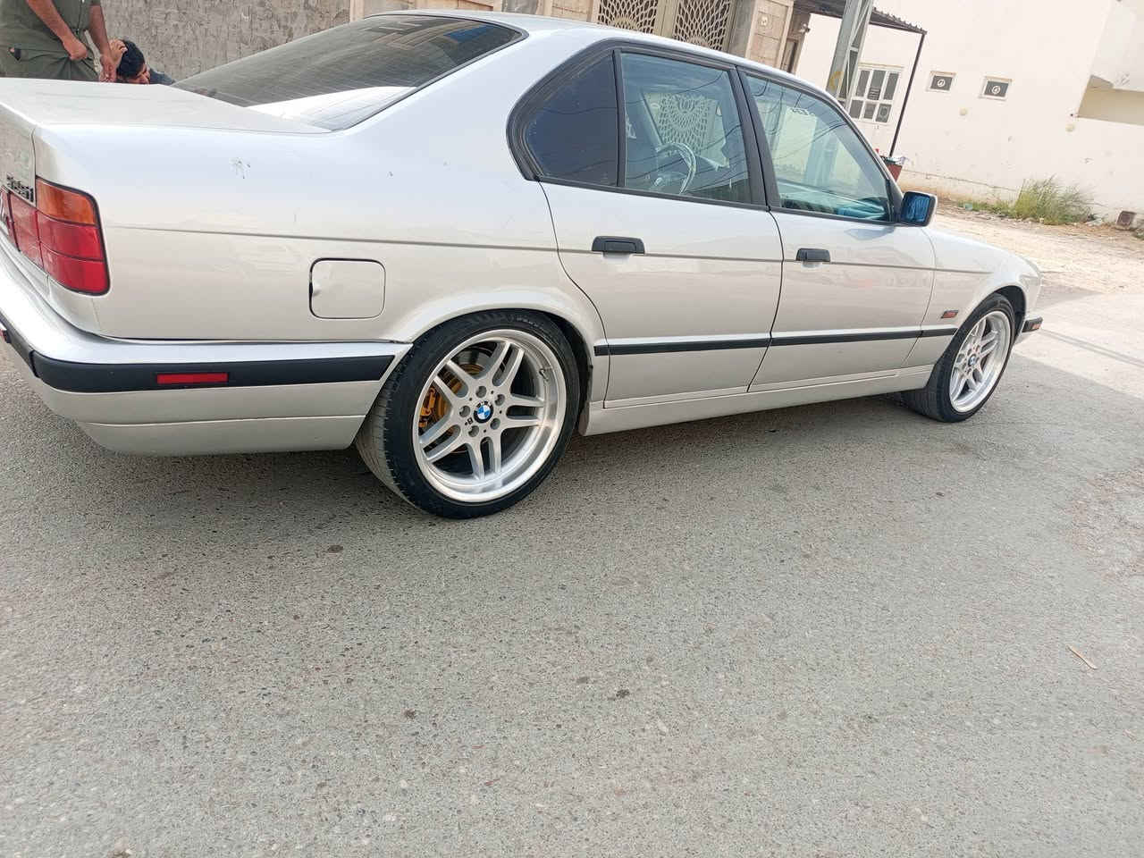 سلام عليكم
بي ام للبيع المستعجل 
موديل 91 محرك 525بلادي گير أوتوماتيك  و گير و محرك بشرط لا صرف و لا بخار تبريد ويا سلف سيارة فول موصفات فقط بدون سلايت سيارة دبل ايرباك أربع جامات كهربائي نظام اي بي اس صدر امامي و خلفي كله جديد كوشنات جلد غرفة السيارة حلوة 60%100 گشر حلو كاعد بجم كفاله منظومة لايتات زينون كهربائيات كله شغاله بشرط سيارة بدون حوادث   اما البجم كبس نصبة السيارة كلش حلوة . هزة و براد و رقم السيارة و سنوية   لحد 2031  بشرط التحويل غرامة وكالة ثاني يوم ..
 السعر السياره 68 وبي مجال 

رقم التلفون ***********

 الواتساب
