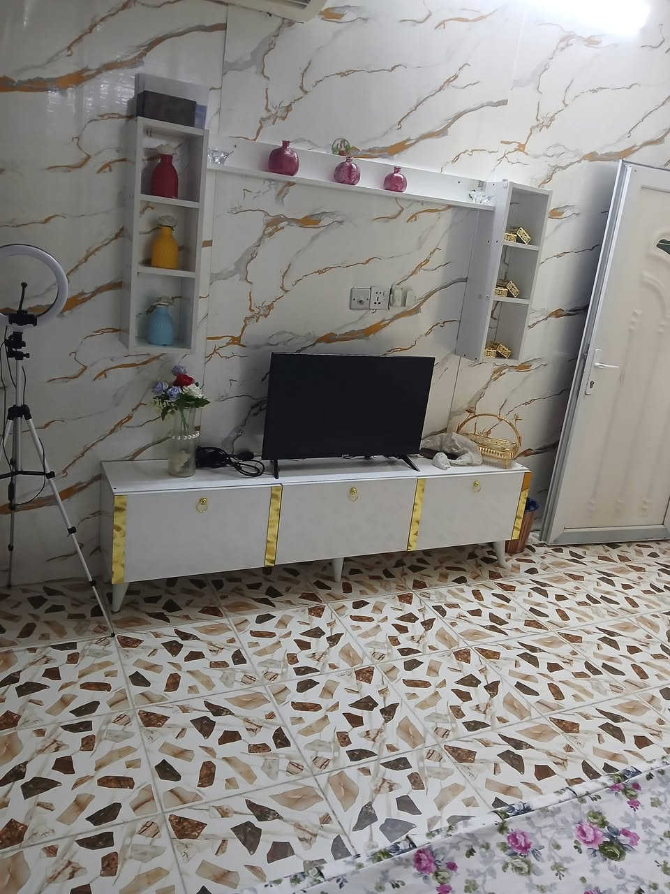السلام عليكم غرف نوم صاج للبيع البيظه ٣٥٠ وبيها مجال والملحق ٦بوب لون صاجي ٧٥٠ وبيها مجال بسيط جدآ المعرض الابيض والصاجي الواحد ٧٥ طبلات ١٥٠ تخم عشر مقاعد جديد ماخذته ٧٥٠ واريده ٦٥٠ الشراي يجي خاص لويتصل مكاني شرطه الخامسه الدوانم ***********
