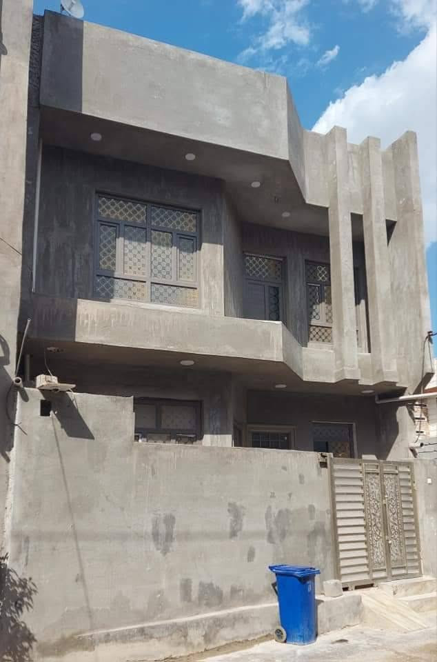 دار للبيع مساحة ١١٠ متر الموقع بعقوبة خلف الامير هاوس  يبعد عن الشارع العام ١٠٠ متر تقريبا الواجهة  ٩٠و ٧  اربع غرف نوم و صاله و هول و مطبخ  للاستفسار *********** جنس الارض زراعي ملك صرف سند ٢٥
