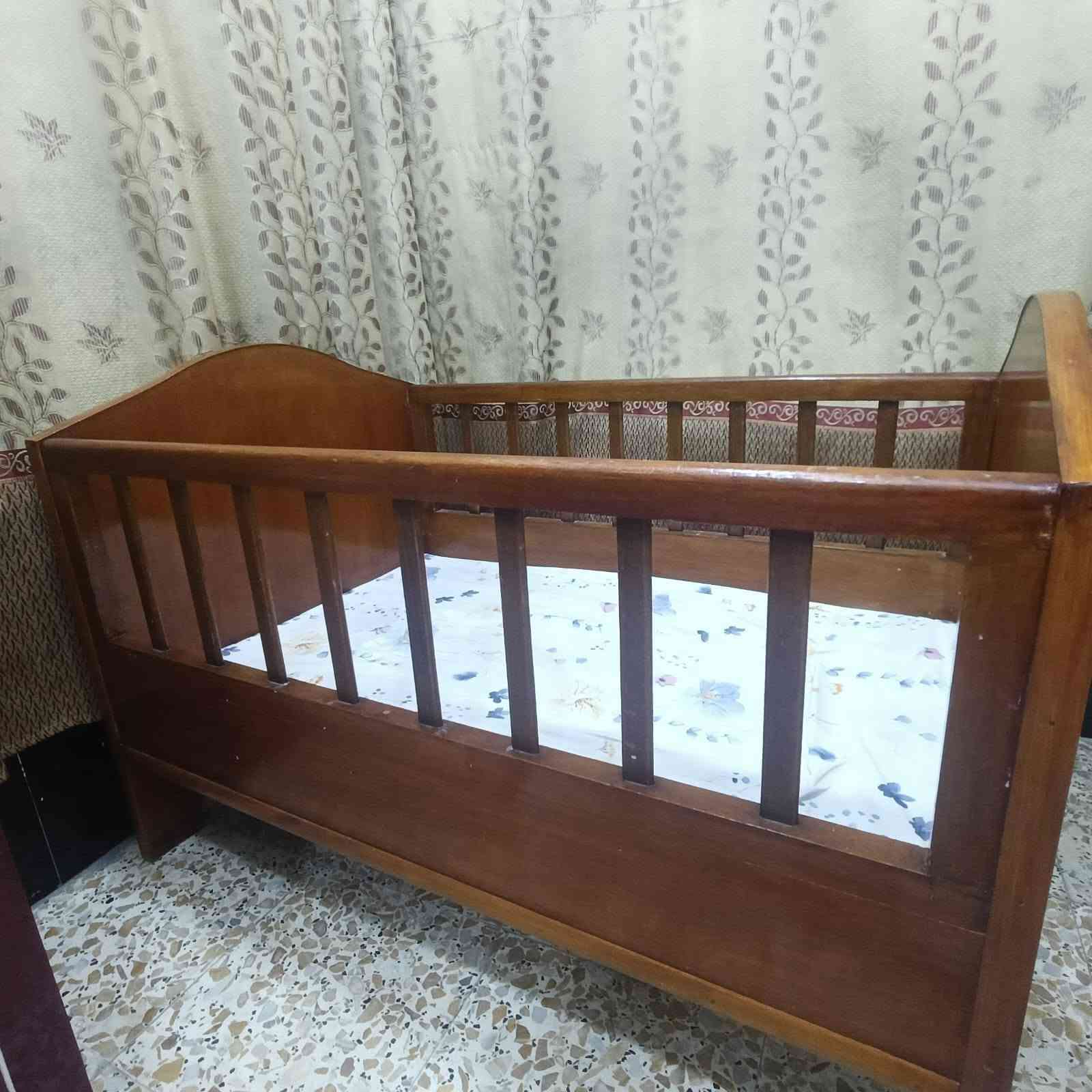 السلام عليكم للبيع سرير اطفال  ارتفاع ٩٤ عرض ٩٠ طول  ١٣٨  وياه دوشك سفنج اصلي السرير شغل درجة أولى  مكاني بغداد حي النصر هاتف ***********  [ السعر ١٥٠ ]
