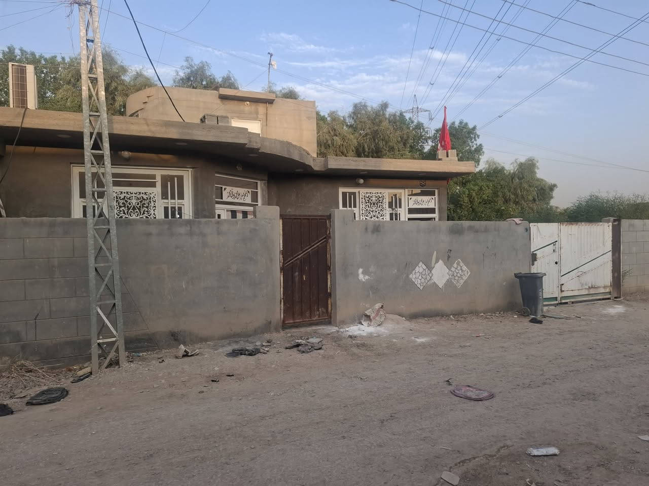 السلام عليكم بيت للبيع العنوان حواس حي ام البنين شارع الكراغول مساحت البيت ٦٠٠ البناء ٢٠٠ متر يبعد عن الشارع ٢٠٠ متر ***********

