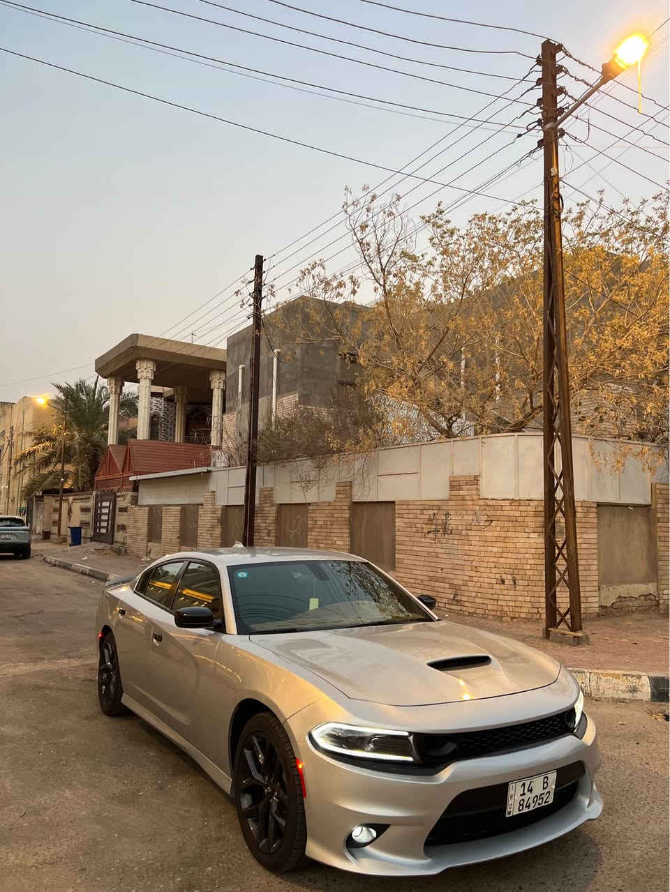 السلام عليكم 
دوج جارجر 2023 Sxt اصل الاصدار الاخير
البدي كفاله عامه وصور الحادث موضحه بالصور دعاميه اماميه فقط 
ملاحظه سياره عليه كت Srt وبنيد الاصلي موجود عندي
سياره جديده وبعدهي ع وضع الشركه ماشيه 50 الف جاهزه من كلشي 
محرك 3600 تو ويل
رقم بصره تحويل سنويه لـ2030
السعر 235 وبيه مجال مكاني بصره الجبيله
بيع او مراوس حسب قناعه
*********** البصرة, العراق
