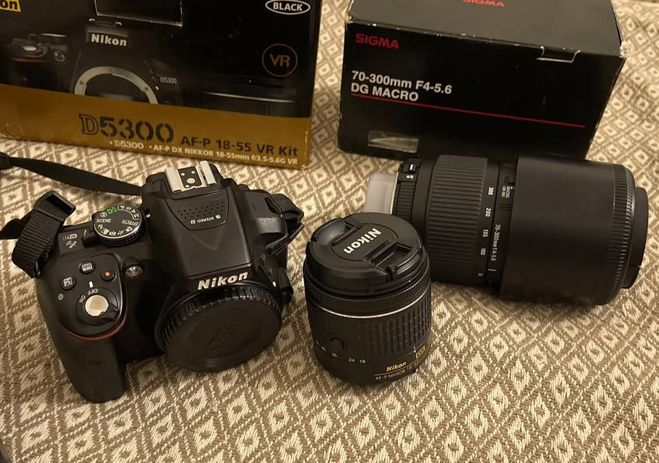 كاميرا نيكون D5300 للبيع
نظيفة جدا ومداخلة صيانة

وياها 

عدسة Nikon 18-55mm VR الأصلية

عدسة Sigma 70-300mm Macro

بطارية و شاحن اصليات

ستاند 

حقيبة 

رام 32

***********
