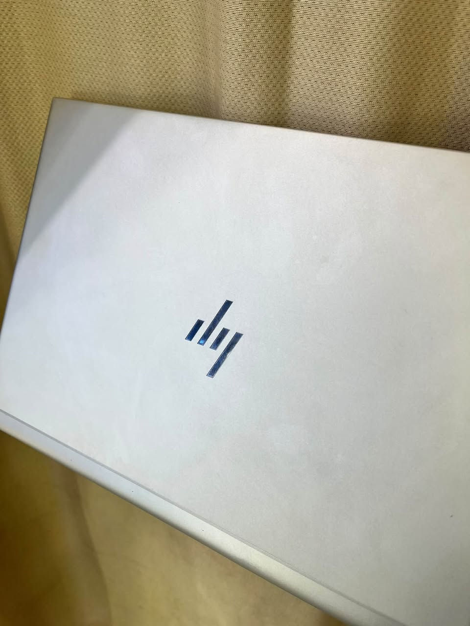 لابتوب hp elitebook 
الرام 8
الهارد 256 ssd
السعر 300 
***********
