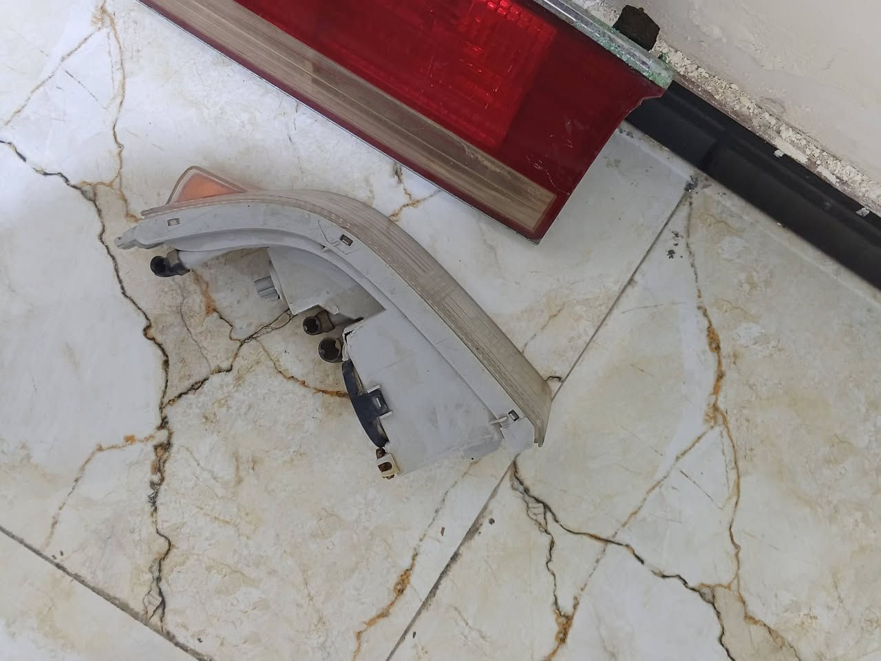 سلام عليكم للبيع كل هذن بصوره جاي شوفوهن يتكونن من 6 قطع مستعملات ب50الف رايدهن عندي توصيل كل محافضات مكاني بصره ابو الخصيب هذا رقمي ***********

