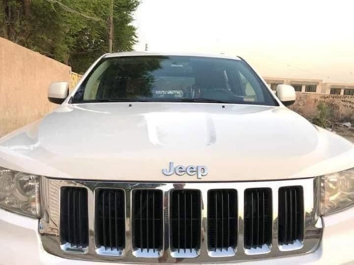 السلام عليكم 
جيب لاريدو شيروكي للبيع  موديل 2012 
 رقم بغداد باسمي تحويل ثاني يوم
السيارة نضيفة جدا السيارة مال بيت غير متعوبه 
وارد امريكي ما طاك ايرباك 
 بيهة 3 قطع صبغ بدون داواخل شاصي ولغد مكفول 
كير مكينة مكفولات نضيفات جدا  صدر امامي خلفي جديد  كلة اصلي تخم دسكات اصلي جديد عبوة فيت بم موبار اصلي جديد صيانة لمنضومة الماء والراديتر تبديل واتربم اصلي ولف حماوة اصلي موصفات السيارة 
1. المواصفات المعروفه غنيه عن التعريف بالمواصفات 
2.شاشة 3.حساسات خلفية 4.كاميرا 5.منضومة زينون عالي ناصي 
السعر 160 اوبيه مجال
عنواني بغداد الشعب 
للتواصل الاتصال فقط غير متواجد عل فيس 
***********
