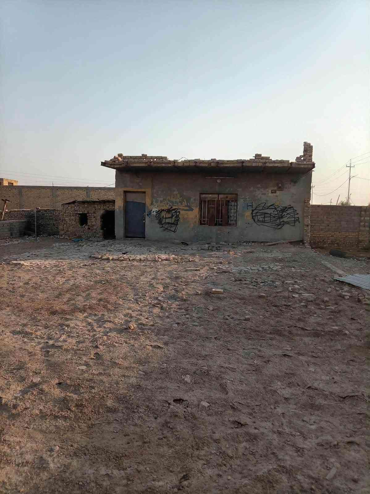 السلام عليكم
، قطعة للبيع 2000 متر 
بالحميدية قريبة الشارع العام، 
مسيجة وجاهزة ومبني بيها 3 غرف، مخدومة تبليط، ماي، كهرباء.
للاستفسار/ مراجعة مكتب عقارات الفنار مجاور مستشفى الخضر العام (***********)
