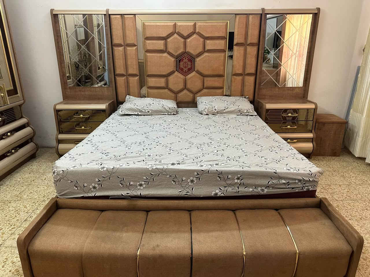 غرفه نوم للبيع وهاذا الوصل مالتها موجود نريد نبيعها بمليونين ومابيها أي ضرر غرفه للعرسان ونبيعها لغرض السفر للتواصل ؏ رقم ***********

