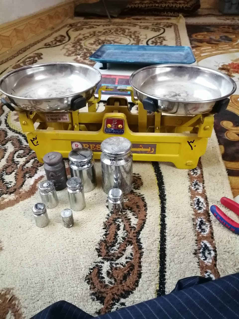للبيع باب ٢ طلاكة عرض ٢متر + باب طلاكة وحدة + حديد مشبك مسكم على شكل غرفة ٤ في ٤ ذو باب ٢متر + شيش طول ٦متر عدد ٦ + ميزان مع الأوزان ( جكية ) للاستفسار على الرقم ***********
