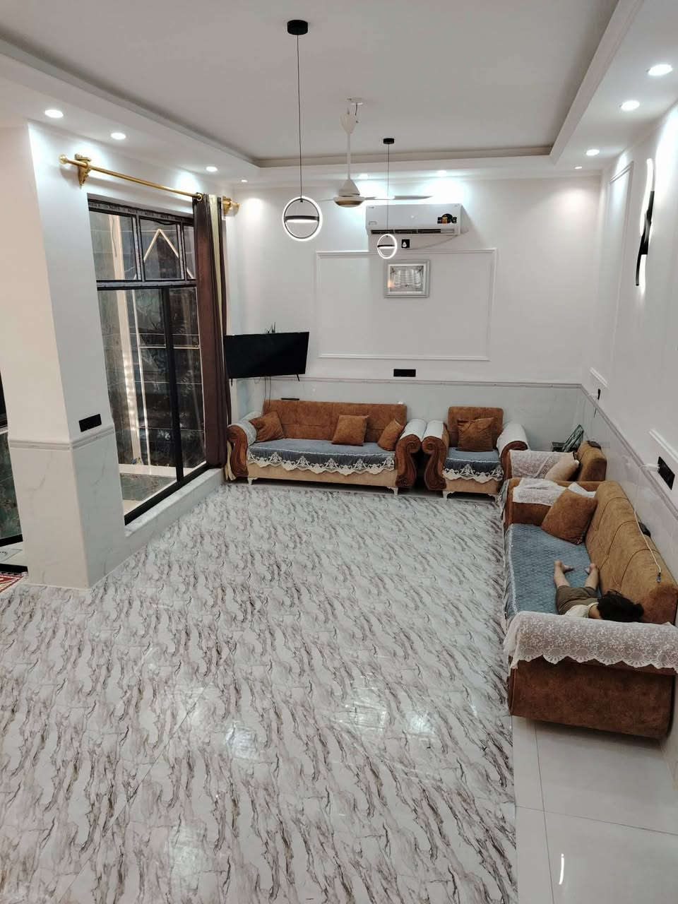 البيت 200.
بناء 2025 كونكريت  . 
البيت زراعي حي التأميم النزله الاولى مجاور مدينه الالعاب مباشرتا ..اقرار من صاحب الارض 
واجه 10/ نزال 20...
تفاصيل ....الطابق الاول 
يتكون من غرفتين وصاله وحديقه داخليه مطبخ حار وبارد مجمع صحي براني ....
الطابق الثاني ...غرفتين وصاله كبيره ومجمع صحي كامل ..فقط غرفتين حديث ...شبابيك المنيوم مثل بالفيديو بناء سنه 25 ...درجه اولى الارضيه معالجه جلمود.. البيت مشمول بجهد الخدمي مجاري ..حاليا ..
بيت مقابليه ساحه مفتوحه ...
الرقم/ ***********
