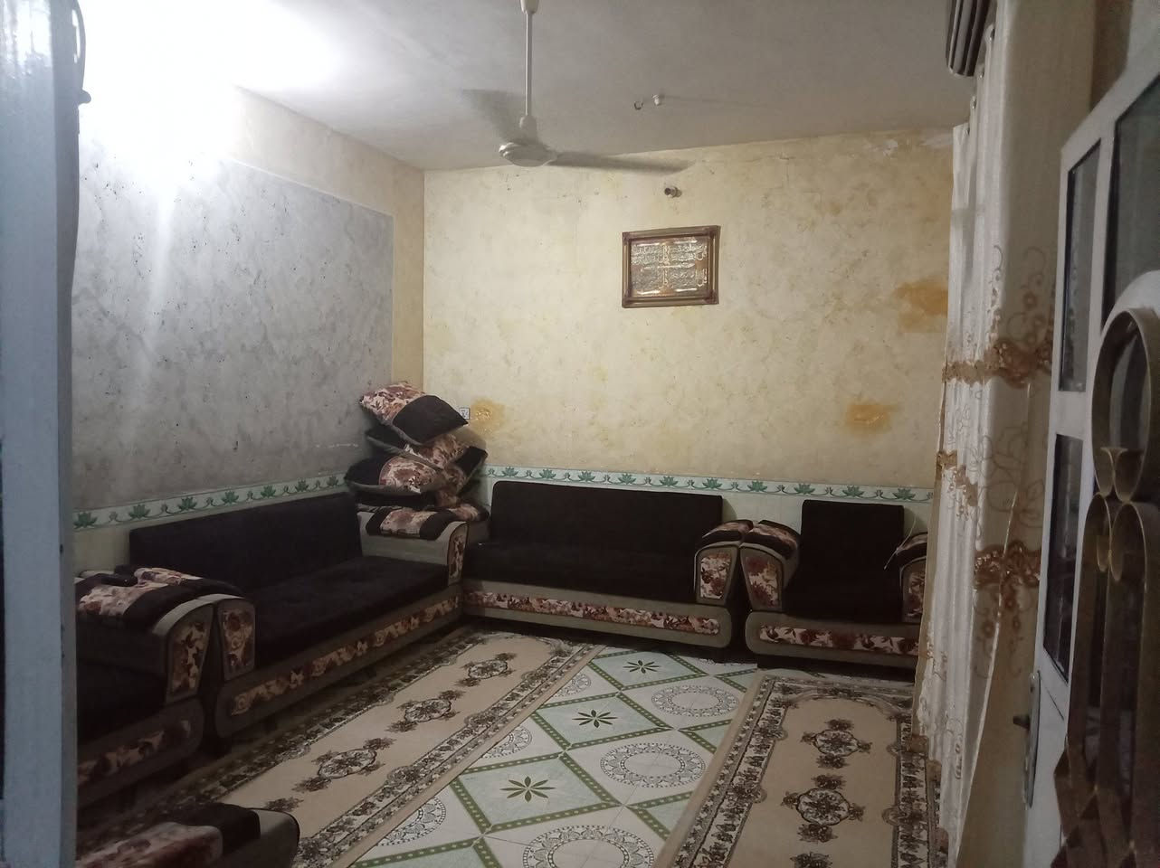وباقي الصور خاص

السلام عليكم 
بيت للبيع 
 مسجل ب بلدية
بيع مستعجل  ب سعر ٣٠ وبي مجال 
مساحة 300\م
150\مبنية
150\قطعه
سقف صب 
ارضيه سراميك
يحتوي ع استقبال 
و مطبخ صغير 
وهول 
غرفة نوم
وصحيات
للاستفسار :***********
