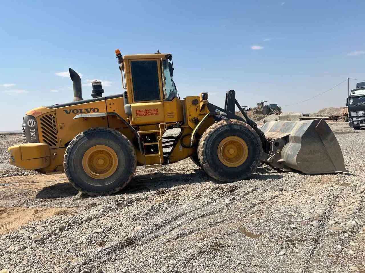 بيع مستعجل شفل فولفو حجم 120 E موديل 2005
منفيس السعر 325  بي مجال قيل
كير اكسل تكرات مامفتوح
محرك جديد
***********
***********
