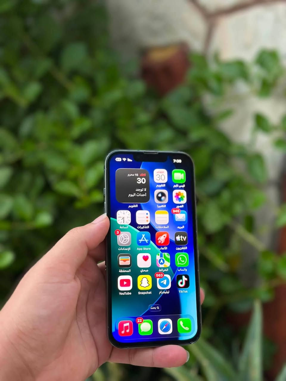 13 برو ماكس للبيع
للبيع iPhone 13 Pro Max 
 * اللون: بحري 
 * رقم الطراز: ماستر نموذج M (أصلي ورسمي)
 * النظافة: بحالة ممتازة جداً (نظافة خير من الله) ✨
   * ضمان تام: الجهاز لم يتم استبدال أي قطعة بي نهائياً.
   * بدون صيانة: غير داخل تصليح أبداً وكل شي شغال بامتياز.
   * الفحص: الفيس آيدي (Face ID)، الاتصال، وجميع الكاميرات تشتغل بكفاءة عالية.
   * مقاومة الماء: الجهاز (وتر بروف).
   * البطارية: النسبة موضحة بالتفصيل في الصور.
 * السعر: 660 (قابل للتفاوض وبيه خير للشراي وم يدلل). 💵🤝
 * للتواصل: (***********
