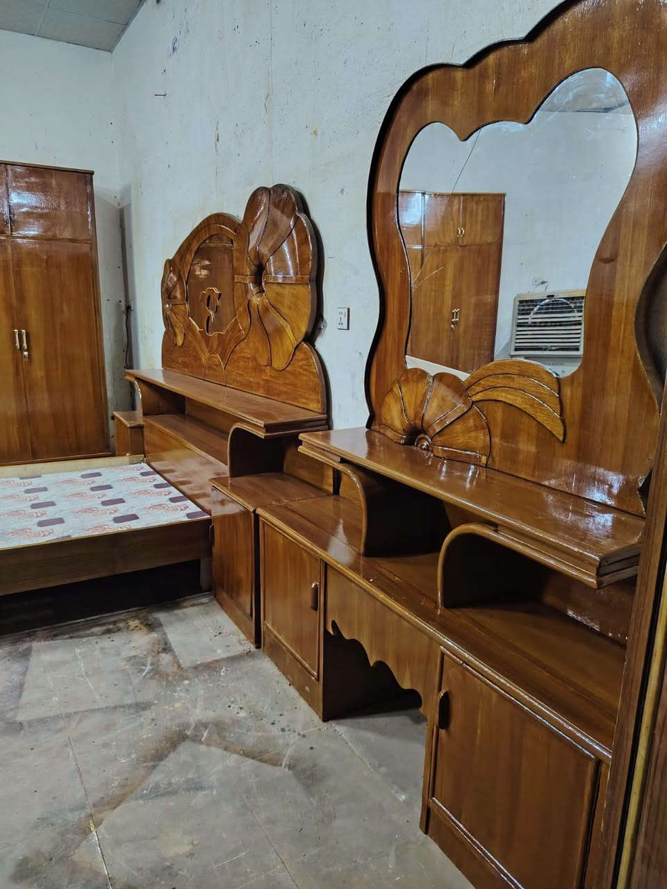 غرفة نجارة سعره 600وبيه مجال العنوان حلة ابو غرق
