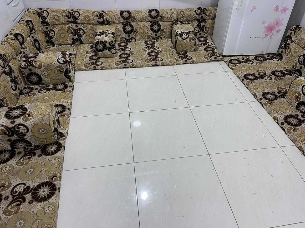 جلسه سعوديه الاصليه حبيبات مضغوطه وجهين نضيفه ١٣ متر سعره ١٨٥ المكان مجمع الاميرات لاتصال *********** النجف, العراق
