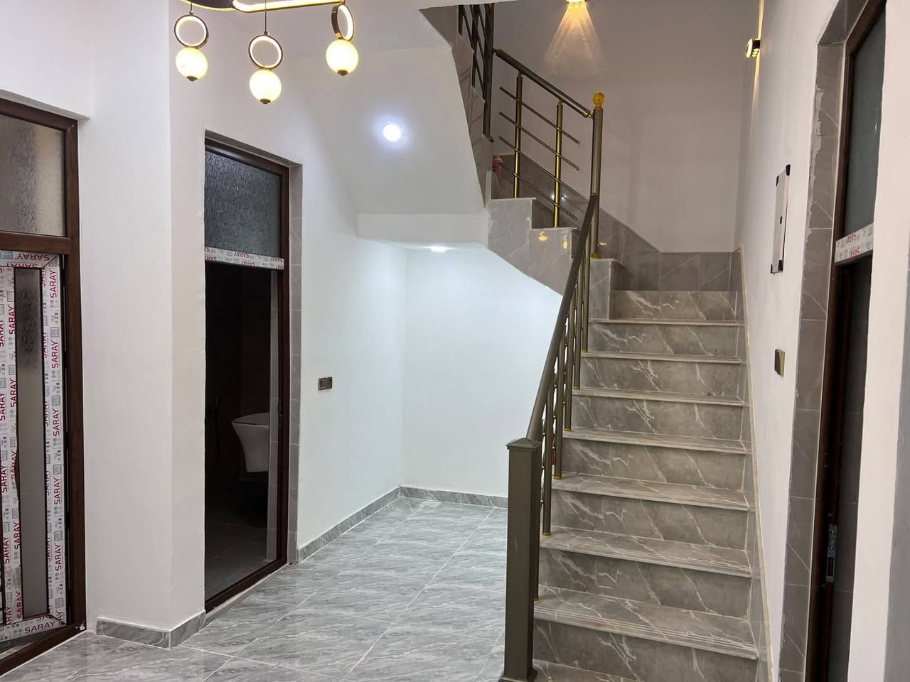 دار للبيع المساحه 100متر مربع
10*10 بصف الركن
استقبال ومطبخ وغرفة نوم
وصاله ومجمع صحيات كامل
وبيتونه كبير مع حمام
طابو سند 25
التحرير الزراعي محمد ليلئ
الاتصال ***********
