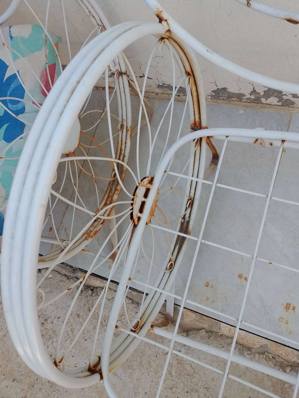 السلام عليكم...
ميز حديد  واربع كرسي  للحديقه يحتاج صبغ  ولحام بسيط لقطعتين من كرسين كما مبين في الفديوا 
السعر 130 الف
ميز خشب غير مستعمل نهائيا بعده بالنايلون  ست كراسي وميز خشب أصلي صناعه ماليزيه 
بسعر 225 الف 
للتواصل الاتصال 
***********
***********
