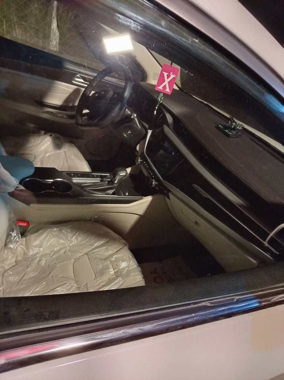 سلام عليكم سياره شيري ارزو فايف موديل ٢٥ سياره جديده ستلم شركه وضمان ٥ سنوات سياره ماشه ٧الف ونص مال بيت ممتعويه ابد ومو عاديه فول موصفات تختلف عن لعاديه بهواي شغلات من ضمنها فتحه بل سقف محركه مغطه بكفر كله حلو سياره فول موصفات تصال عل رقم  ***********
سعر  ١٩ مليون وبيه مجال بصيط رقمه بغداد وتجفي كشنات جلد سياه فول موصفات
