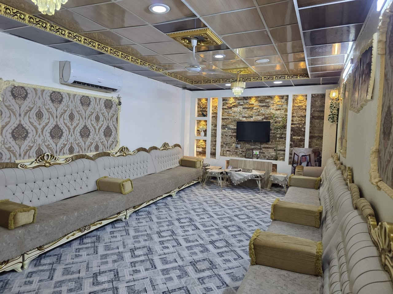 بيت للبيع مساحه ٥٠٠م كوت حي الحكيم على شارع ٣٠م قرب المدارس +محلات ثنين  يحتوي على أربع غرف نوم وصالة ومطبخ واستقبال وكراج وحديقه السعر ١٥٠وقابل للتفاوض الاستفسار مراجعه مكتب دلاليه احمد السعيدي عنوان المكتب قرب حسينيه بيت خليفه الاتصال *********** ***********
