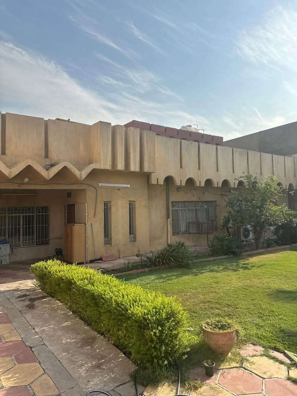 سلام عليكم بيت للبيع مساحة ٥٠٠متر مربع
يحتوي ٣ غرفه نوم واستقبال وهول ومطبخ وحمامات عدد ٣ وحديقة كبيرة وكراج كبير
للاستفسار اكثر مع الرقم ***********
عنوان البيت  الزعفرانية حي المعلمين شارع الكهرباء قرب مدرسة وادي العين
