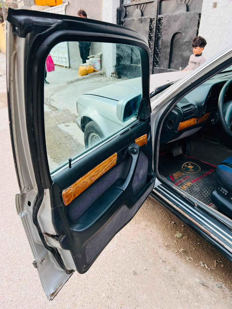السلام عليكم للبيع BMW موديل 1991 مكفوله كير ومحرك وحداديه تبريد بدون حادث 735 كشنات كهرباء تدفئه كشنات سياره جاهزه السعر 33 العنوان بغداد الدوره الرقم ***********
