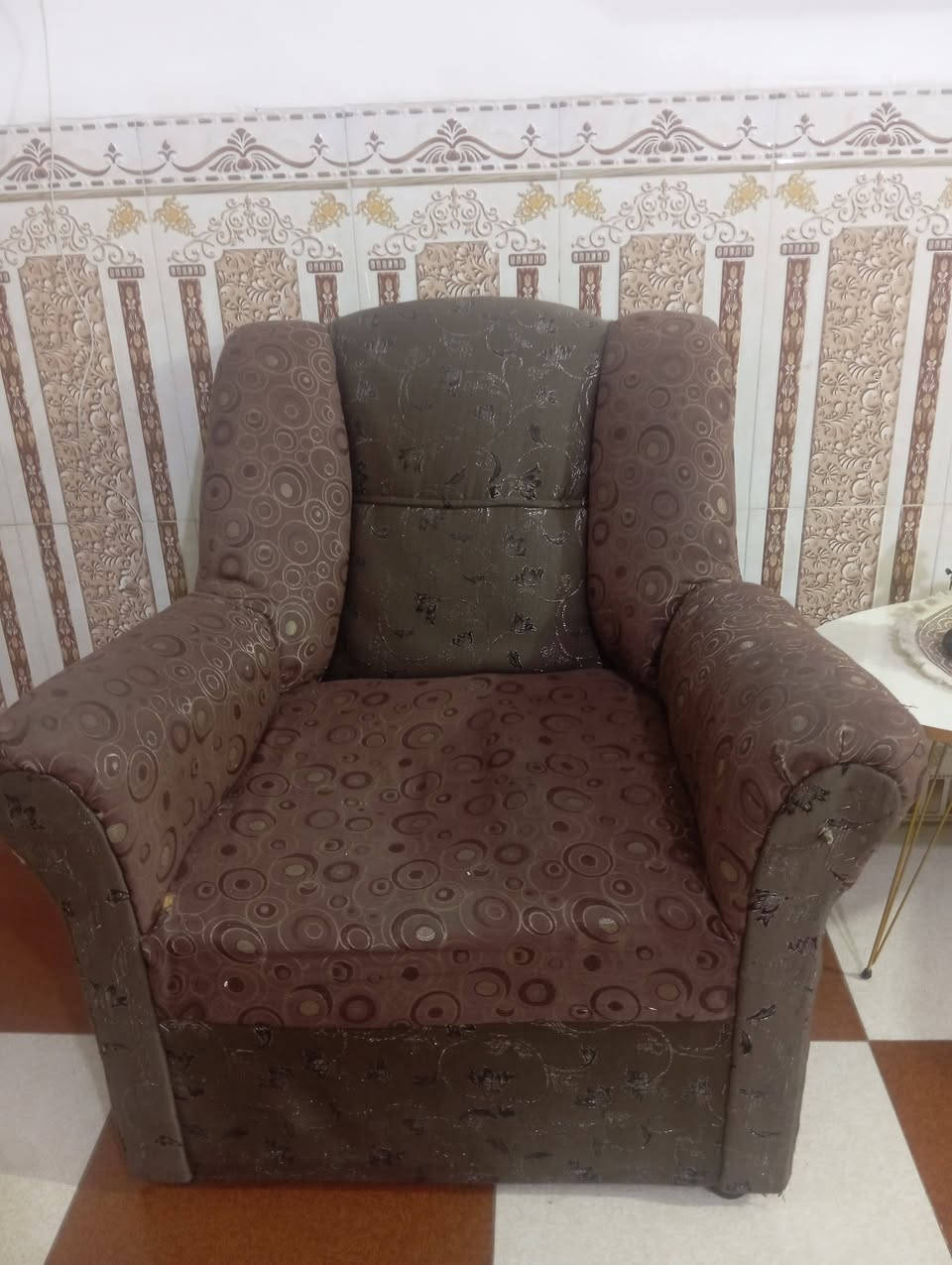 طخم قنفات للبيع مكون من اربع كراسي واحده كبيره ام ثلاثه يعني الطخم سبع نفرات السعر ١٣٠ رقم صاحب القنفات ***********
