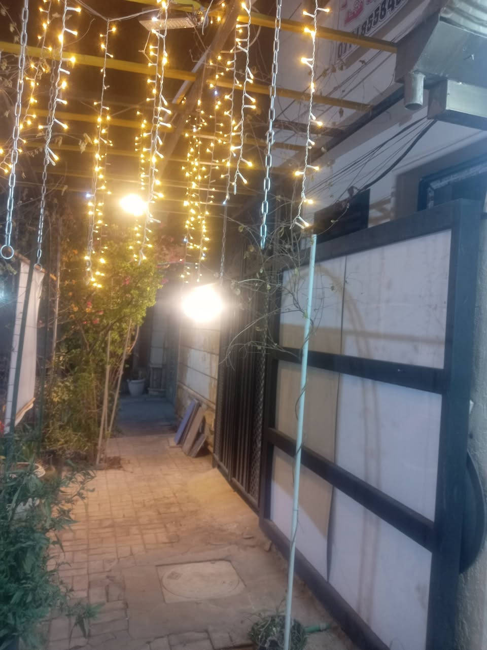 سكن طالبات مؤثث بالكامل مع كهرباء وطني مولد ومزود بانترنيت ومزود بكامرات مراقبه خارجيه علما ان السكن متكون من غرفتين وصالة وثلاثة حمامات العنوان بغداد البياع الاولى شارع 13 قرب اللجان الطبيه قريب على الجامعات للتواصل عبر واتساب 
***********
