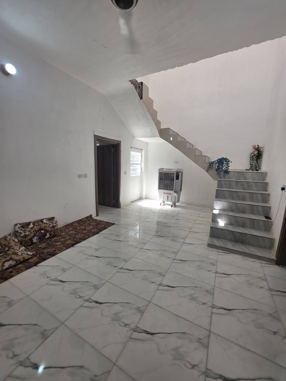 🏡 فرصتك لامتلاك العقار اللي تحلم بيه… تبدأ من هنا. اختيارات مميزة، مواقع جيدة، وأسعار تستحق الاهتمام. 
#للــــــــــــــــبيع منــــــــــــــزل مــــــــــــــــساحة١٣٠مــــتر 
 طـــــابو زراعي سند ٢٥ تحويل ثاني 
تفاصيـــــــــــل الدار
إستقبال 
غرفة نوم عدد ١طابق الأرضي 
غرفة نوم عدد ١طابق الثاني.  
مع صالة كبيره 
مطبخ حار
مع مجموعة صحيات داخليه وخارج 
موقع ممـــــــــــــيـز🫰
العنوان صلاح الدين قضاء بلــد حي الأمير خلف كوفي الفرات سابقا 
*********** واتساب
أو مراجعة مكتب التميمي للعقار العنوان صلاح الدين قضاء بلد شارع سيد محمد ع قرب مجمع البركات
