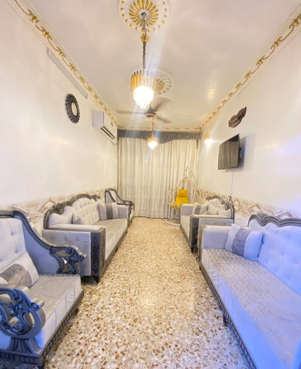 🏠 بيت للبيع – حي الصحفيين
📍 الموقع: حي الصحفيين، قرب محطة الوزني
📐 المساحة: 100 م² (5 × 20)
🏠 طابقين
💧⚡ خدمات كاملة
تفاصيل البيت:
🔹 الطابق الأول:
استقبال
صالة
مطبخ
غرفة نوم
صحيات
غرفة نوم إضافية مع صحيات خاصة بها في الطابق الثاني، تابعة للطابق الأول

🔹 الطابق الثاني: شقة مستقلة مع درج خارجي، تتكون من:
غرفة نوم
صالة مع مطبخ
صحيات
✅ مجموع البيت: 3 غرف نوم 
✅ البيت كامل من جميع التفاصيل وجاهز للسكن

للاستفسار والتواصل 
*********** واتساب
