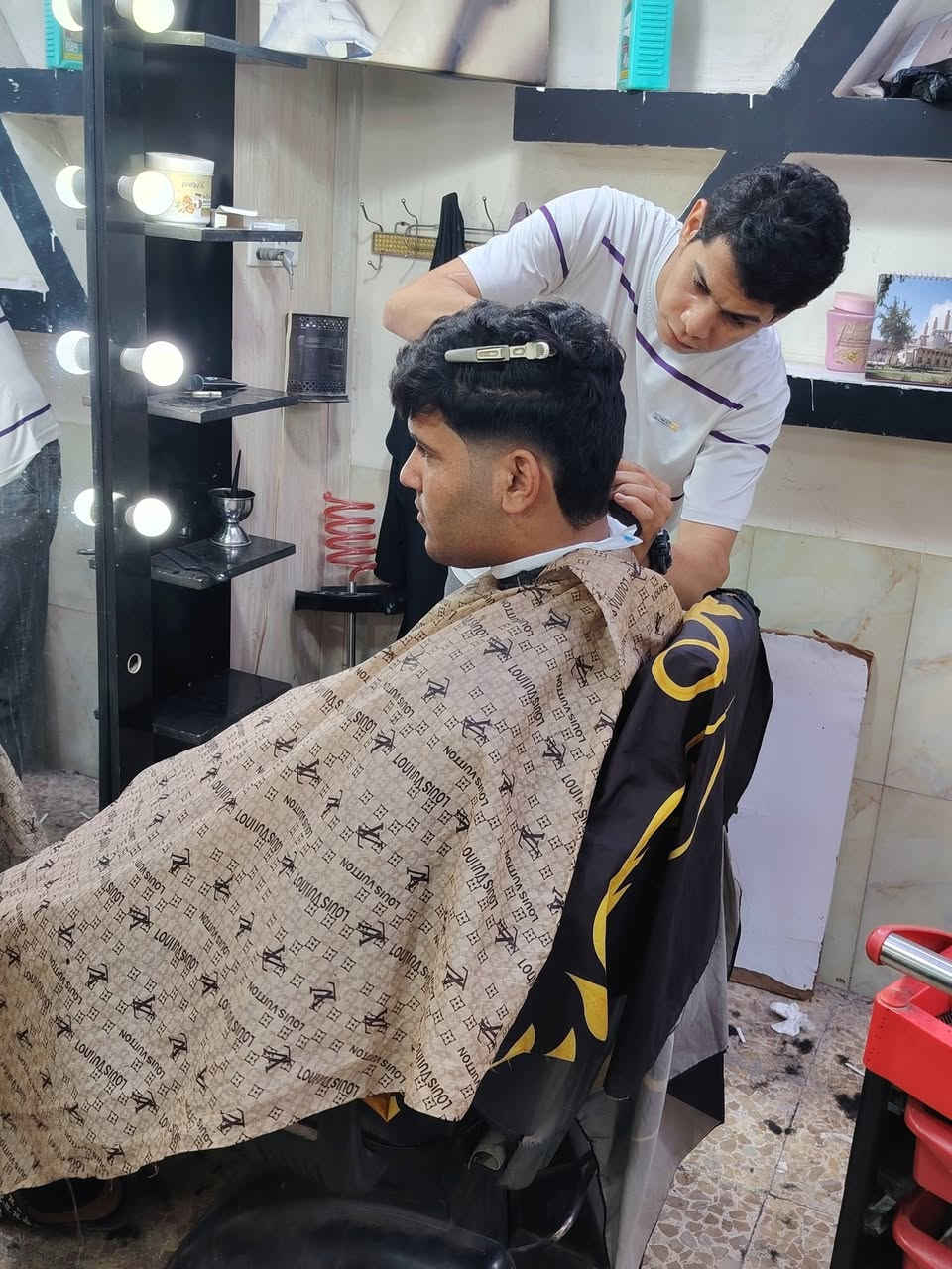 فرصه عمل....
الى شبابنا الاعزاء.. 
تم فتح دورات لتعليم فن الحلاقه 
من الصفر الى حد الاحتراف 
يعني متتخرج اذا موحلاق محترف 
كل هذا 200 الف 
العنوان مناذره حي العسكري شارع المرور 
***********
