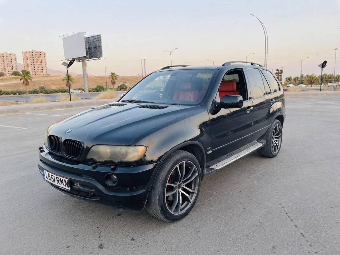 BMW X5
 2001
گیر و مەکینە بەشەرت 
چوارتایە ویلی سپۆرتی لە ژێرایە 
مەکینە ٥٤٤ تا بلێ بەقوەتە
مەنفێستە
بیلاد جام رەش
کامل ناو قەیسی 
هەتەبڵی جوان و بێ مەسرەفە
سڵایتە 
٢٨ گەڵاو کەمێک مەعمەلە
 عەقدم هەیە ٣ ساڵ پێش ئیسا ٤٣ وەرەقەی پێدراوە
شوێن سلێمانی
(***********) السليمانية, العراق
