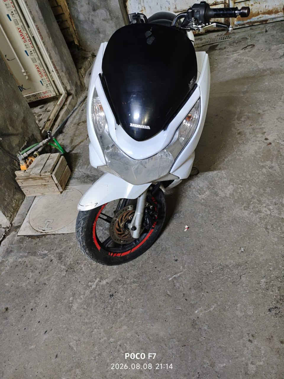 Pcx جيل اول ياباني للبيع
مكينة 150 
كفرات بلادية 
كهربائيات شغالة 
ماشية 50 الف 
السعر  ( مليون و 100) وبيها مجال 
بغداد مدينة الصدر  ***********
