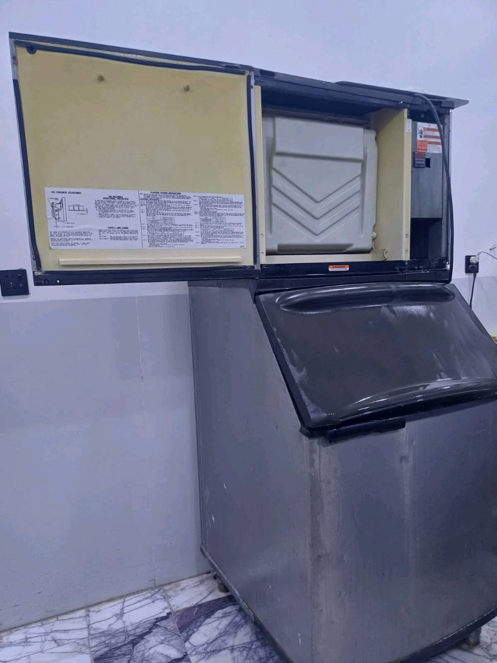 ماكينة صانعة ثلج تجارية (Commercial Ice Machine)
​الحالة: شغال وبحالة ممتازة وجاهز للعمل.
​المواصفات: هيكل ستانلس ستيل ستيل متين، حوض تخزين سفلي كبير، وقدرة إنتاج عالية للعمل الشاق.
​الاستخدام: مثالية للمطاعم، الكافيهات، والمطابخ المركزية.
​
هلا عمي، تگدر تذكرلنا الموديل/البراند بالضبط وشكد إنتاجها باليوم تقريباً (مثلاً 300، 500، 600 كيلو)؟: 
250k امريكيا
وين موقع الماكنة حالياً بالمحافظة/المنطقة؟ وهل اكو توصيل لو الاستلام بس من المكان؟: 
بغداد فقط استلام
هل بيها أي ملاحظة أو عطل خفيف مثل تسريب، ضعف تبريد، صوت، أو تحتاج تنظيف/صيانة قبل الشغل؟: 
نظيفة جدا
هل تريدها تنباع وية التجربة والفحص قبل الشراء، لو جاهزة تسليم مباشر؟: 
تكدر تفحصها
شنو آخر سعر إلك وهل السعر قابل للمساومة؟: 
نعم بيها مجال