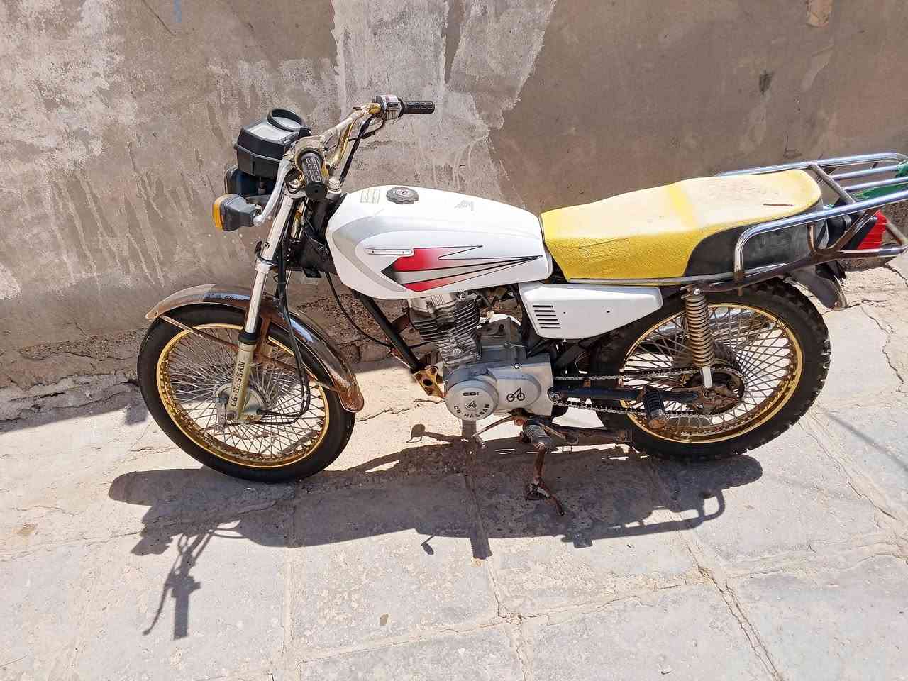 سلام عليكم دراجة لبيع موديل 16 اوراق اصولي 
سعر 350 وبيه مجال قليل دراجه جاهز ما ناقصه كلشي مكينه ناعمه لاتبخر ولاتنضح شراي يجي خاص او يتصل ***********
