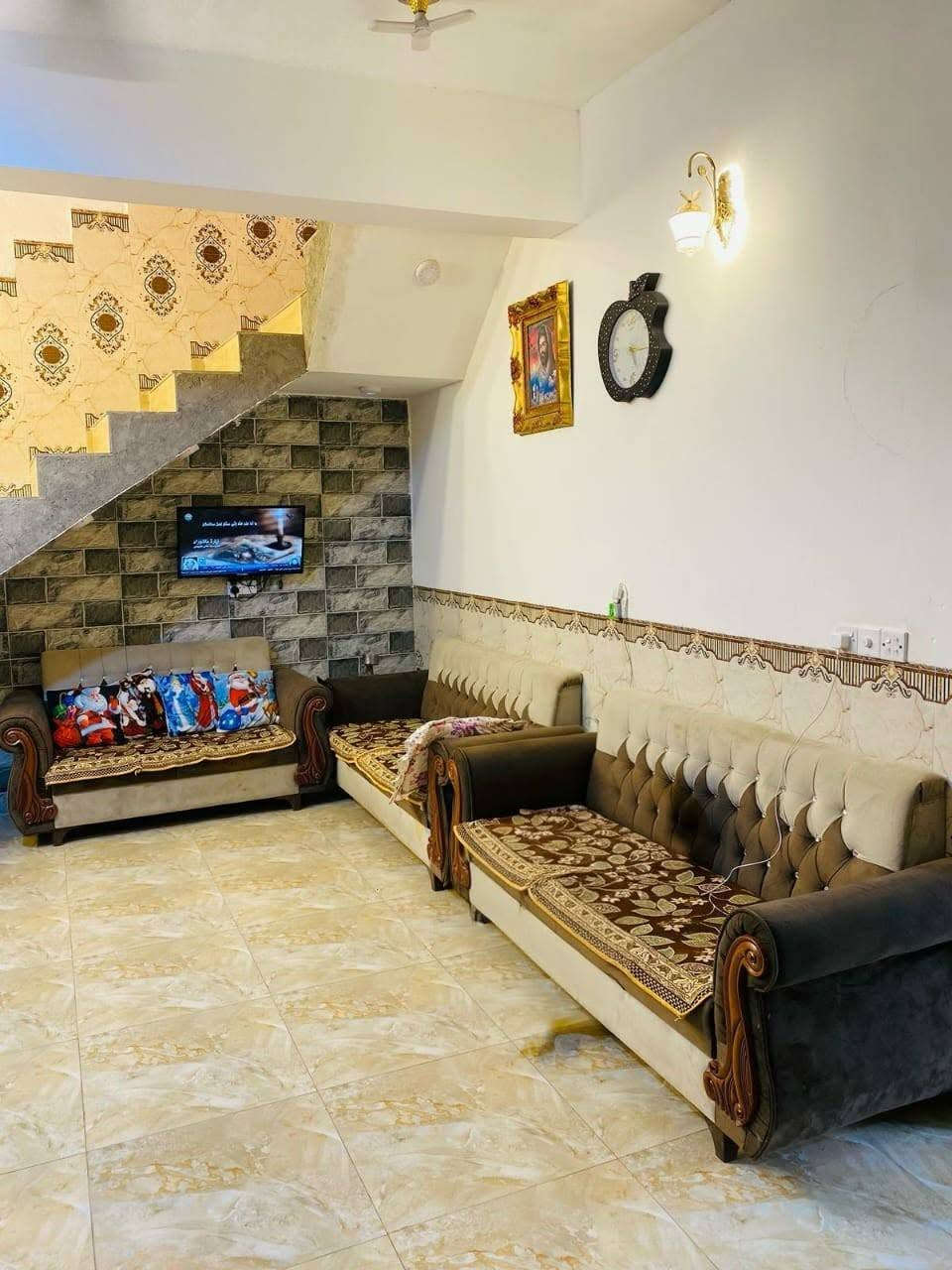 أدمن وافق  سلام عليكم مشتمل زراعي ١٥٠ متر السقف عكاده والسطح مشتغله اوزكام والاساس صب كونكريت والبناء بلوك والبيت كله جاهز سيراميك والارضية بورسلين مابي اي نقص قرب ساحت التشابيه بشارع أحمد كامل باقي تفاصيل  ***********
