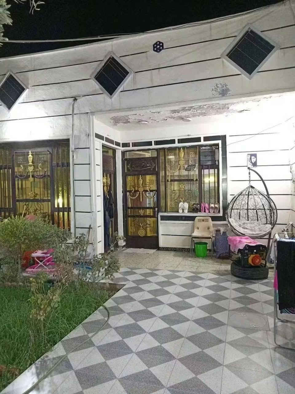 دار للبيع طابو زراعي سند ٢٥ مساحه ١٧٢متر يتكون من غرف ٢ حمام داخلي مشترك تواليت خارجيه الصطح شتايكر بيت نظيف مرتب بيه ترك خلفي ماء كهرباء تبليط بلباب مجاري عل رئيسي وقريب عل شارع العام جسر ديالى القديم محله ١٠٥ مقبل عماره الدفاعي  ه***********
