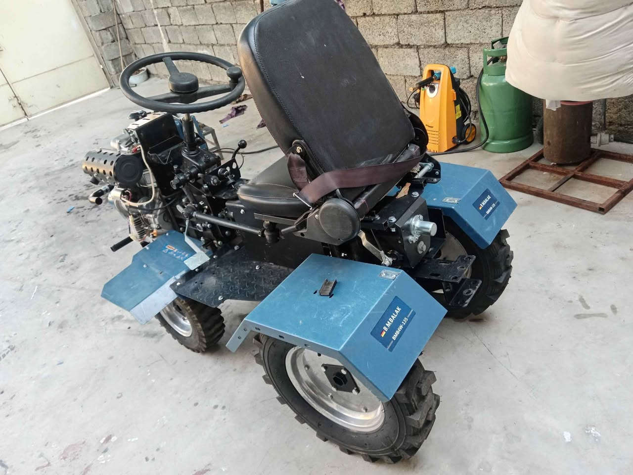 تراکتۆری ناوباغ 13ئەسپی مارکەی BMWدەبڵ ئەکسل  ڕۆتەروگاسنی خەتی لەگەڵە زۆر کەم ئیشی کردوە نرخی 13گەڵاو کەمێک مەجال لەقەڵادزێم *********** بشدار, السليمانية

