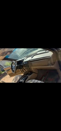 جيب كراند شيروكي موديل 2000 .. باسمي سنويه ل2031 وهزه قبل كم يوم ..   ...