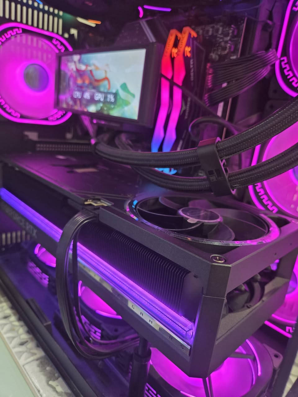 كيس فقط للبيع واذا قطع عادي استخدام كلهن قليل اقل ست اشهر 

• CPU: Intel Core i7-14700KF ٤٥٠ الف
• GPU: ASUS ROG Astral RTX 5080 ٣٢٠٠ الف
• Motherboard: MSI Z790 Gaming Plus WIFI ٢٧٥ الف
• RAM: 32GB (2×16GB) DDR5 6000MHz CL40 ٦٥٠ الف
• CPU Cooler: Thermalright Trofeo Vision 360 Liquid ١٧٥
• SSD: 1TB M.2 NVMe ١٥٠ الف
• PSU: Segotep GM1000W 1000W 80+ Gold ١٥٠ الف
• Case: Mass M06 ٥٠ الف
واذا كامله ٤٧٥٠ اربع ملايين وسبعميه وخمسين
مكاني بغداد الحريه 
***********
