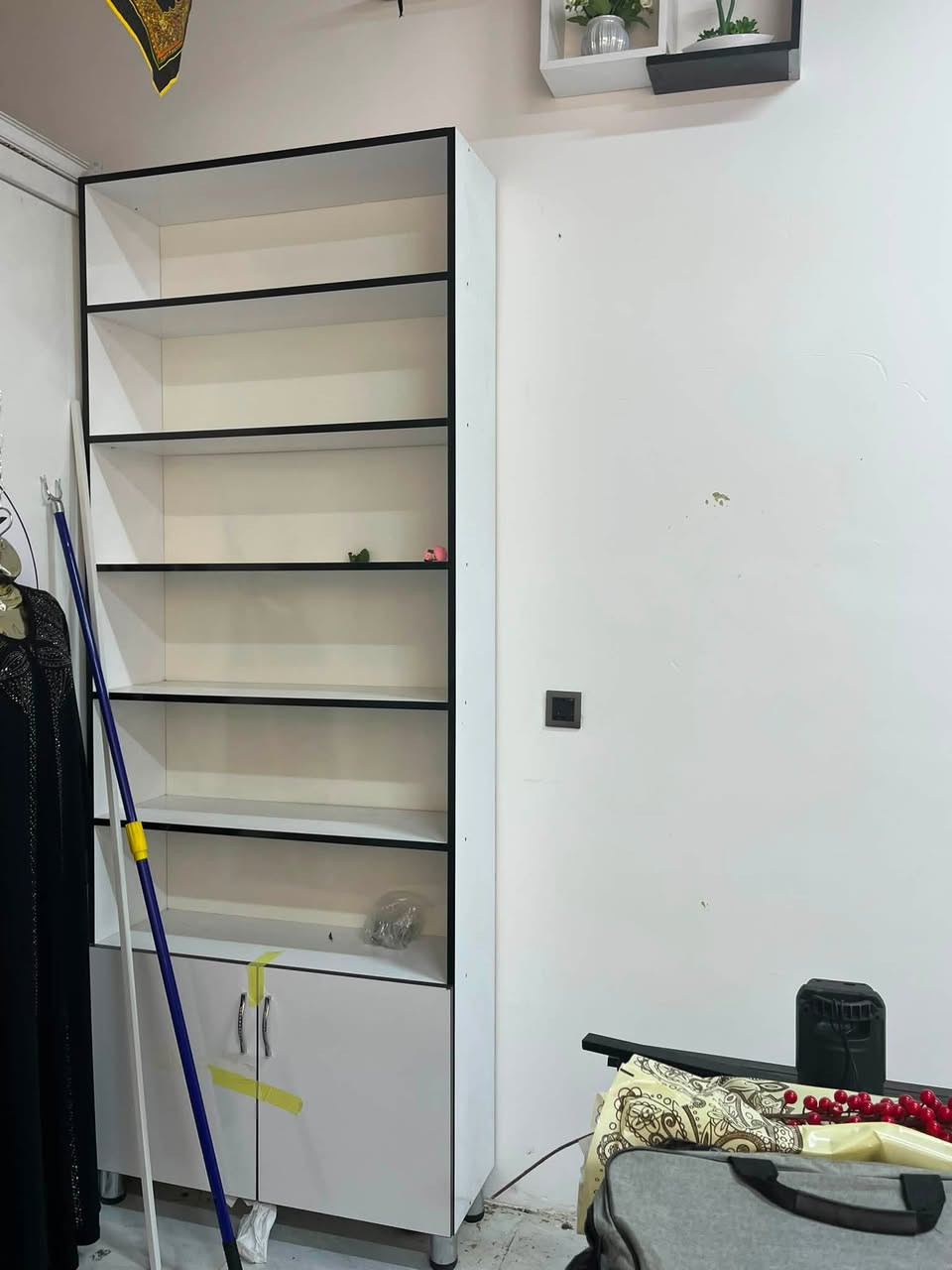 فاترينات محل للبيع تفصال العدد 3السعر الكلي 300الف وبيهن مجال للشراي غير متواجد ع فيس الاتصال ***********
