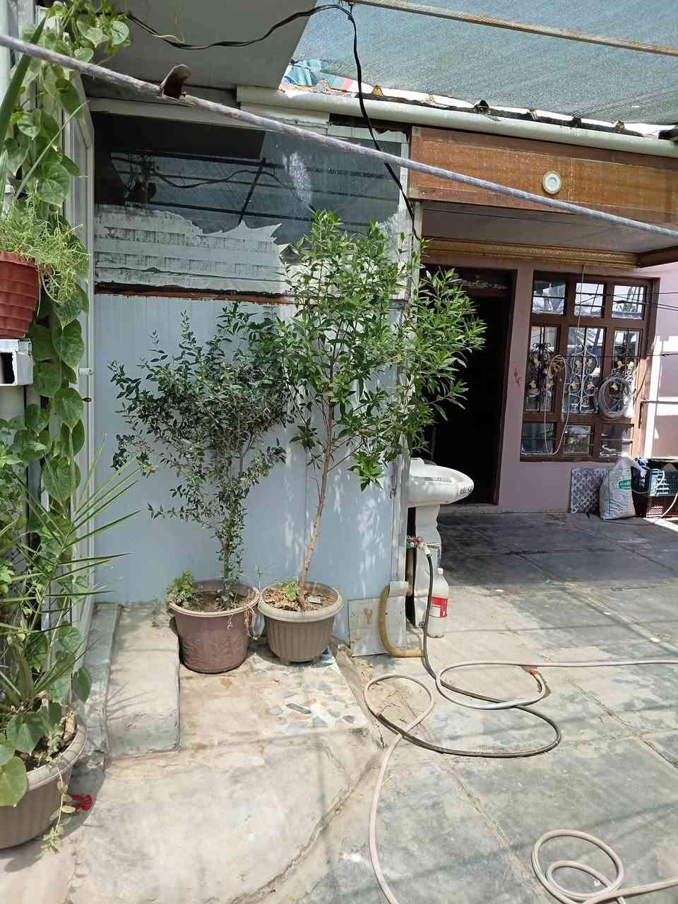 دار للبيع في دور الضباط بالقرب من عيادة شيرزاد المساحه 150 غرفتين نوم 5×3ونص استقبال 7×3ونص  مطبخ 4×3ونص درج داخلي وخارجي وصحيات ومجمع درج وصحيات بالطابق الثاني البيت فول سيراميك و فول خدمات وسقف ثانوي خطين ماء ومخزن الدار بناء حديث السعر 60 وبي مجال الاتصال على هذا الرقم ***********
