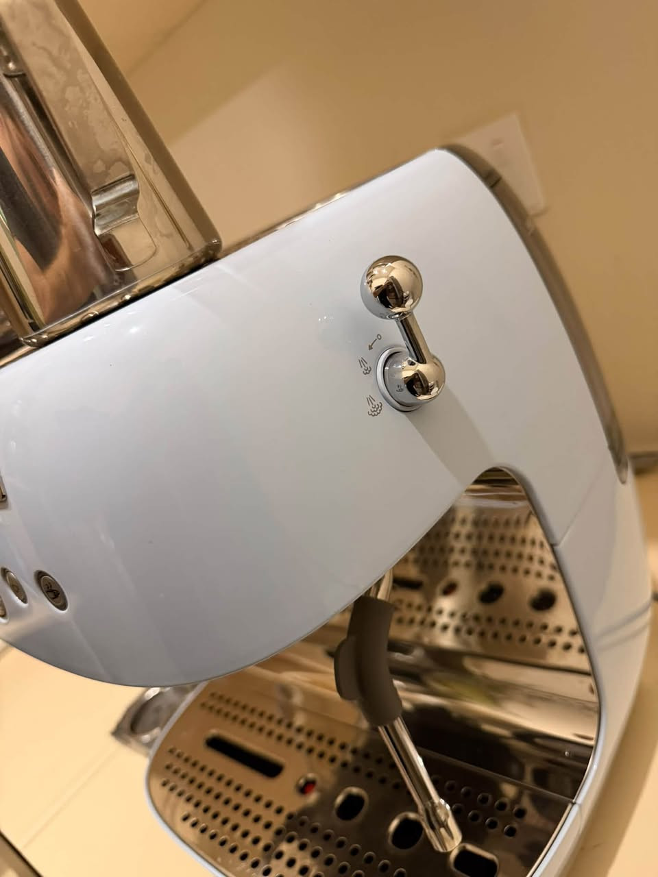 * ماكينة إسبريسو SMEG EGF0  مع مطحنة مدمجة.
• بورتافلتر 58m
* تعمل بنظام طحن وتحضير القهوة في نفس الماكينة.
* تحتوي على عصا تبخير للحليب.
* الماكينة بحالة جيدة ونظيفة كما موضح بالصور.
* تأتي مع ملحقاتها الظاهرة بالصورة، ومنها البورتافلتر والسلال وملحقات التنظيف.
* اللون: أزرق فاتح.
من خلال استخدامي لهذا الجهاز اقوى شي بيه هو المطحنة لان نادرا ما تجي الطاحونة ممتازة بجهاز مدمج ومن ثم قوة البخار .
