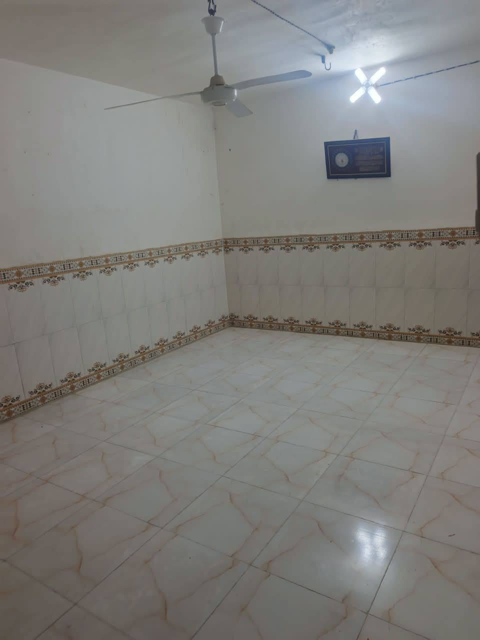 مكلف بنشر بيت للبيع مساحه ٢٠٠ يتكون من غرفتين وصاله مطبخ وديوانيه صحيات بشارع صوره تصل علا صاحب البيت ***********
