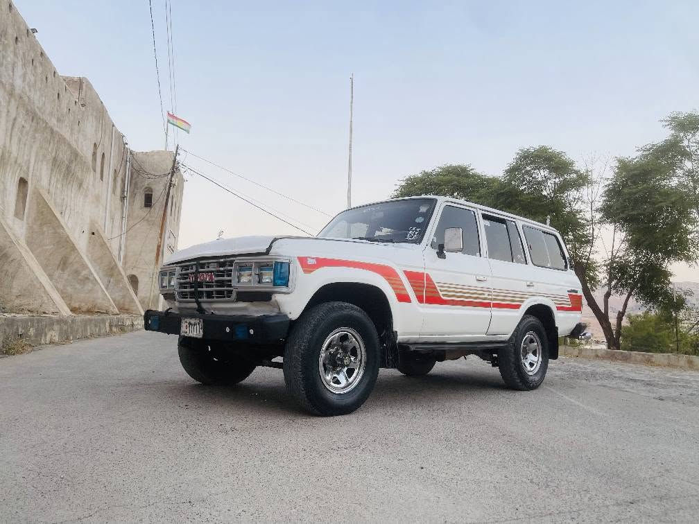 سلاوي خواتان لي بيي
نرخ 22 وەرەقە...تویوتا لاندگرۆز1985
 گێڕ و مەکینە و ئەکسل بە شەرت،
1985
سيته مي غازي بو به ستراوه

 ئاڕم پلاستیکی سلێمانی.
ليدراو خايسي وه ر گه راو به شه رت 
شوێن: كويه
نرخ 22 وەرەقە.و مه جال 
ره قه م ***********  فايبه رو
واتسئه بي له سه ره كويسينجاك, أربيل
