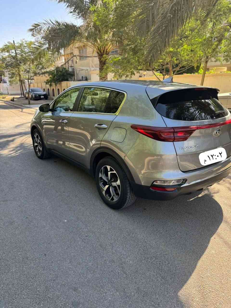 سبورتج وارد امريكي
موديل 2021 

ماشيه ٤٥ ألف 
قطرة صبغ مابيه بارد مابيه 
موجود سونار ويه صور 

ضرر سرقة الإطار الأمامي فقط موضح بالصور 

سياره بسمي سنويه جديده رقم جديد 

سياره صارله سنه يمي مشيت بيه ٤٠٠ ميل فقط بهاي سنه 

واكفه بالباب 

و اي تفاصيل ع سياره اني حاضر 

بخصوص سعر ١٦ ونص معروضه 

هذا رقمي ***********

العنوان بغداد حي القاهرة قرب بانزين خانه

نص مكتوب في الصور:
- ١٢:٠١ م
- ١٢:٠٣ م