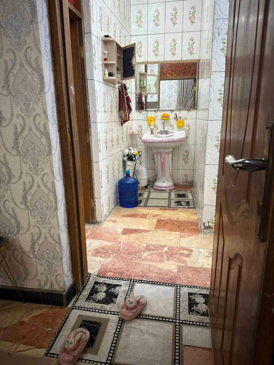 🏠 عمارة للبيع – كرادة داخل | من المالك مباشرة
📍 الموقع: كرادة داخل، شارع مغلق، مفتوح من جهة أبو نواس.

🏢 العمارة 3 طوابق، وكل طابق مستقل، ويحتوي على:
• 3 غرف
• هول استقبال
• مطبخ
• صحيات

📐 المساحة: 153 م²
📏 النزال: 16 م
📏 الواجهة: 9 م
🛣️ عرض الشارع: 6.5 م

💰 السعر: 650 مليون دينار عراقي قابل للتفاوض

📞 للتواصل والاستفسار:
واتساب أو اتصال: ***********

من المالك مباشرة – بدون وسيط.
